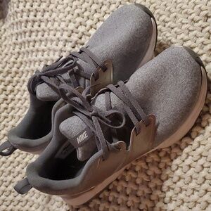 Women's size 8 Nike tennis shoes-lightly worn